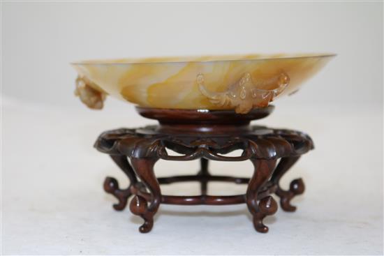 A Chinese chalcedony bats saucer dish, late 19th/early 20th century,